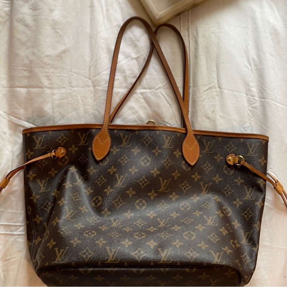 Authentic classic Louis Vuitton Purse with original cards